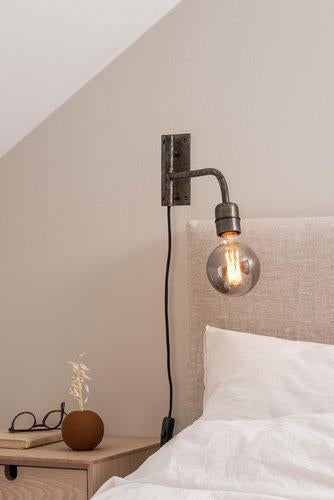Vägglampa - Base - Beaten Silver