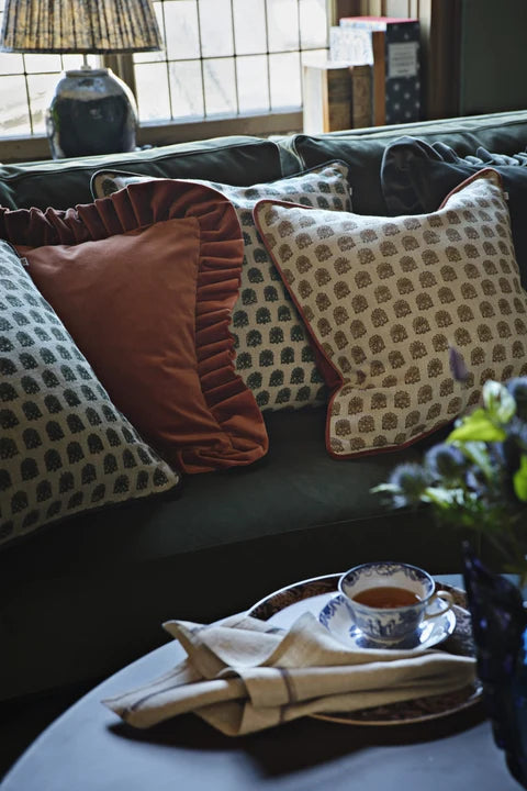 Kuddfodral 45x45cm - Velvet With Ruffle - Amber